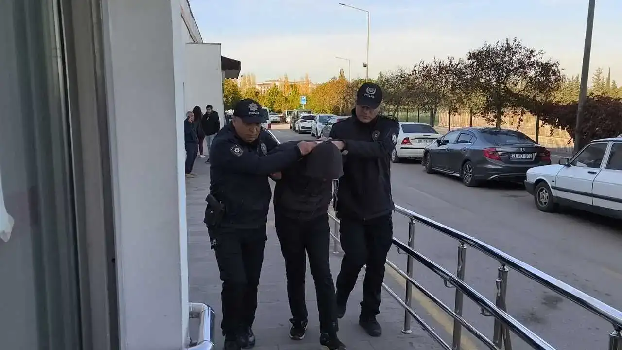 Adana’da Kadın Sürücüyle Otobüs Şoförü Birbirine Girdi! Gözaltı Geldi 3